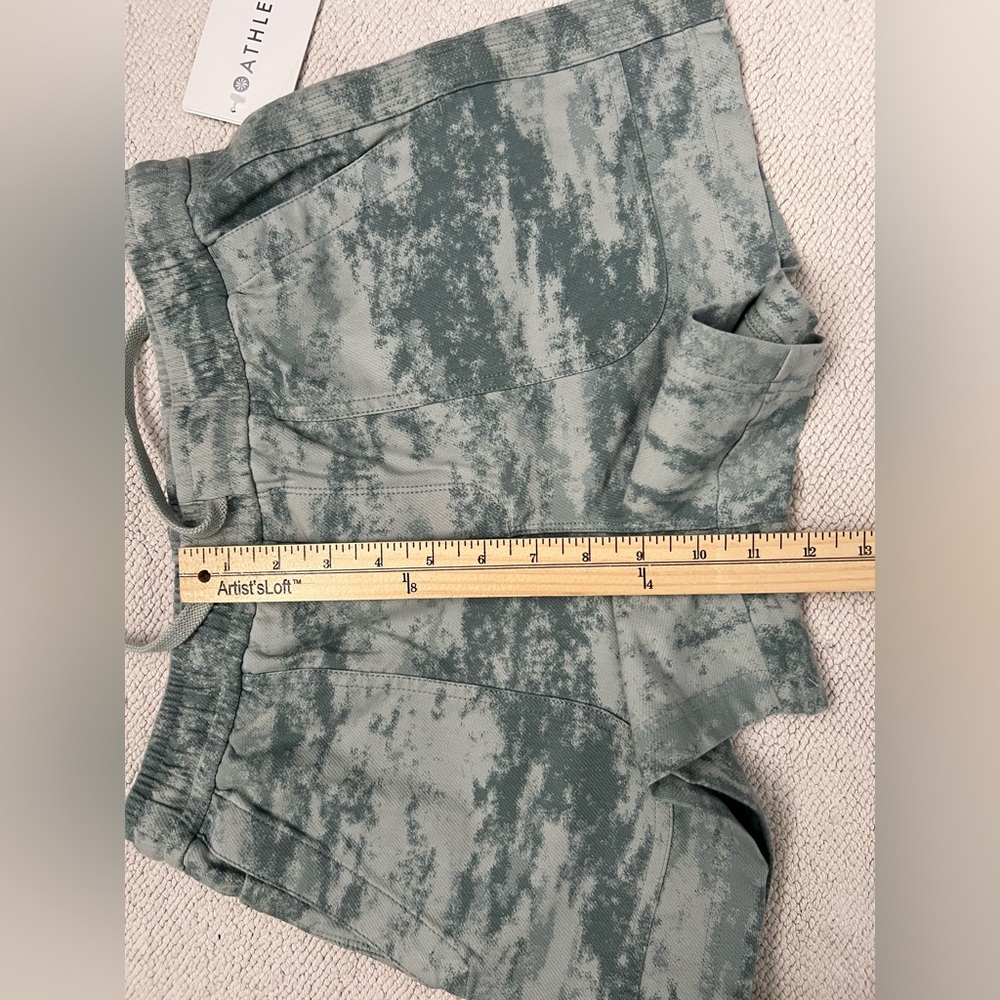 ATHLETA Farallon Short Fog Camo Coast Green Women’s Size: Small - Picture 15 of 16